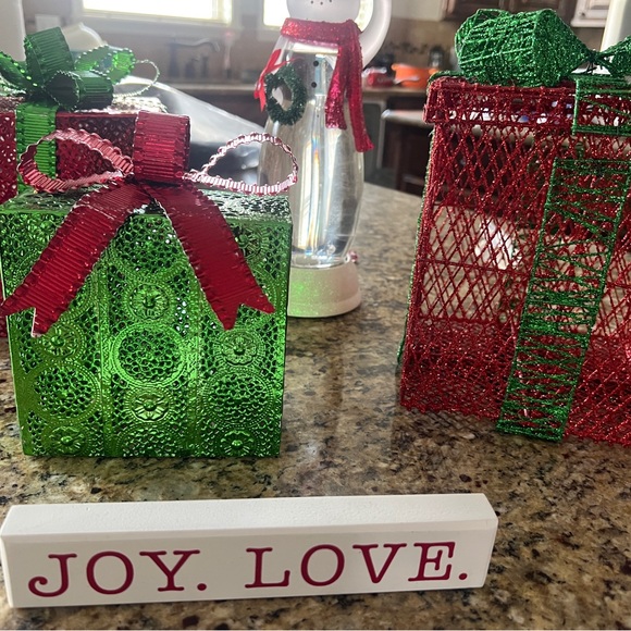 Tis the season! It’s Christmas Decor. Upscale and Classy - Picture 3 of 4